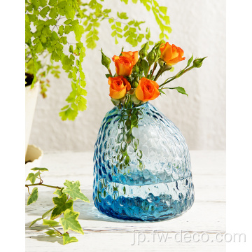 スモーキーブルーの不規則な形の形をしている文学的なガラスの花瓶